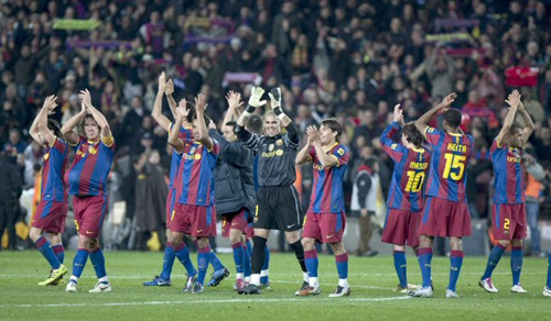 30일 새벽(한국시각) 스페인 바르셀로나 누 캄프 경기장에서 열린 2010-2011 시즌 프리메라리가 13라운드 바르셀로나-레알 마드리드 경기에서 5대0으로 대승한 바르셀로나 선수들이 환호하고 있다. 이로써 바르셀로나는 11승 1무 1패(승점34)로 선두로 올라섰다.