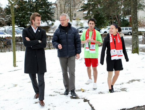 1일(한국시각) 스위스 취리히에서 2018, 2022 월드컵 유치 발표를 하루 앞두고 잉글랜드(2014년 개최지) 홍보대사 데이비드 베컴이 취리히의 한 학교를 방문하고 있다.