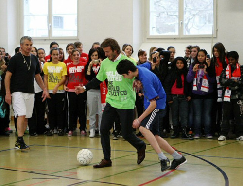 1일(이하 한국시각) 스위스 취리히에서 2018, 2022 월드컵 유치 발표를 하루 앞두고 잉글랜드(2014년 개최지) 홍보대사 데이비드 베컴이 취리히의 한 학교에 방문해 즐거운 시간을 보내고 있다.