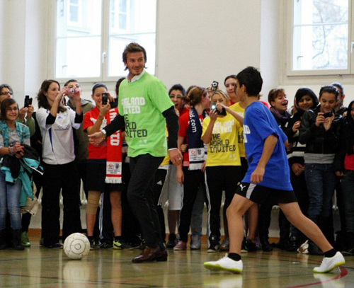 1일(한국시각) 스위스 취리히에서 2018, 2022 월드컵 유치 발표를 하루 앞두고 잉글랜드(2014년 개최지) 홍보대사 데이비드 베컴이 취리히의 한 학교에 방문해 즐거운 시간을 보내고 있다.