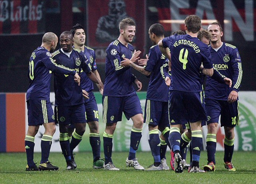8일(현지 시각) 이탈리아 밀라노에 위치한 산 시로 스타디움에서 펼쳐진 2010-2011 유럽 챔피언스리그 G조 6차전 AC 밀란 대 아약스와의 경기에서 토비 알데르베이럴트(아약스, 가운데)가 추가골을 터트린 후 팀 동료들과 기쁨을 나누고 있다. 이날 경기에서 아약스가 2 대 0으로 승리를 거뒀다.