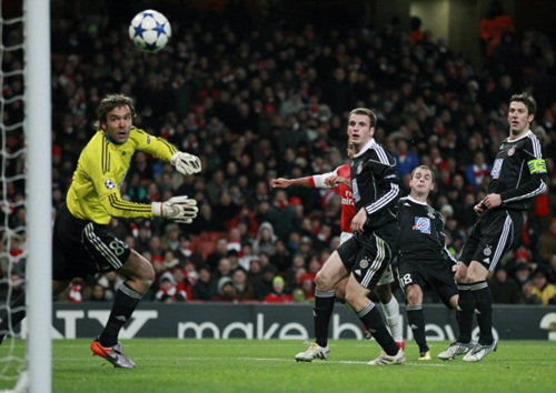 8일(현지 시각) 잉글랜드 런던에 위치한 에미레이트 스타디움에서 펼쳐진 2010-2011 유럽 챔피언스리그 H조 6차전 아스널 대 프르티잔과의 경기에서 시오 월컷(아스널)이 결승골을 터트리고 있다. 이날 경기에서 아스널이 3 대 1로 승리를 거뒀다.