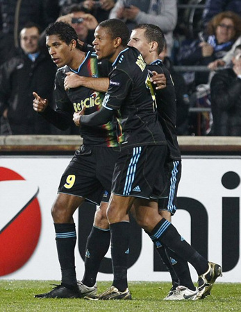 8일(현지 시각) 프랑스 프로방스알프코트다쥐르주 마르세유에 위치한 스타드 벨로드롬에서 펼쳐진 2010-2011 유럽 챔피언스리그 F조 6차전 마르세유 대 첼시와의 경기에서 브란다오(마르세유, 왼쪽)가 결승골을 터트린 후 팀 동료들의 축하를 받고 있다. 이날 경기에서 마르세유가 1 대 0으로 승리를 거뒀다.