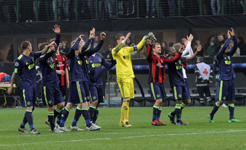 8일(현지 시각) 이탈리아 밀라노에 위치한 산 시로 스타디움에서 펼쳐진 2010-2011 유럽 챔피언스리그 G조 6차전 AC 밀란 대 아약스와의 경기에서 승리를 거둔 아약스 선수들이 관중을 향해 인사를 하고 있다. 이날 경기에서 아약스가 2 대 0으로 승리를 거뒀다.