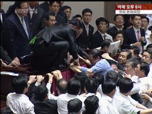 고성·몸싸움…폭력 국회 재연