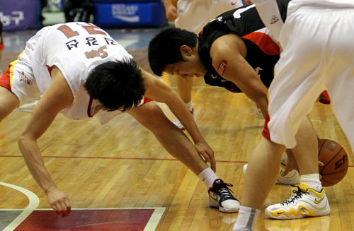 9일 부산 사직실내체육관에서 열린 프로농구 부산 KT-대구 오리온스 경기에서 부산 박상오(오른쪽)와 대구 김강선이 볼을 다투고 있다.