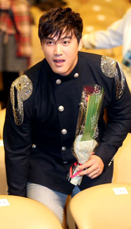 롯데 홍성흔 선수가 11일 코엑스에서 열린 2010 골든글러브 시상식에 참석하고 있다.