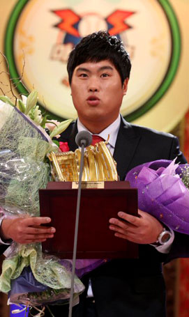 한화 류현진이 2010 골든글러브 투수 부문을 수상했다. 11일 코엑스에서 열린 시상식에서 류현진이 수상 소감을 말하고 있다.