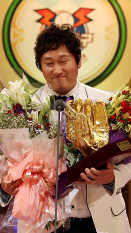 롯데 이대호가 2010 골든글러브 3루수 부문을 수상했다. 11일 코엑스에서 열린 시상식에서 이대호가 수상 소감을 말하고 있다.