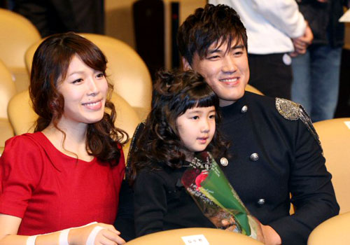 롯데 홍성흔 선수 가족이 11일 코엑스에서 열린 2010 골든글러브 시상식에 참석하고 있다.