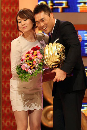 롯데 조성환이 2010 골든글러브 2루수 부문을 수상했다. 11일 코엑스에서 열린 시상식에서 조성환이 시상자인 정주리의 축하를 받고 있다.