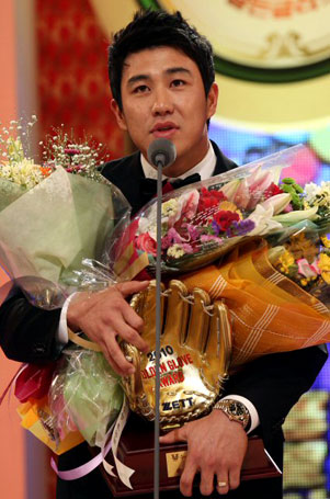 SK 김강민이 2010 골든글러브 외야수 부문을 수상했다. 11일 코엑스에서 열린 시상식에서 김강민이 수상 소감을 말하고 있다.