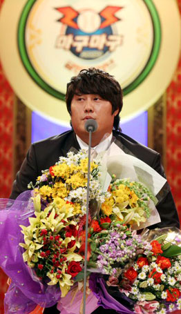 두산 최준석이 2010 골든글러브 1루수 부문을 수상했다. 11일 코엑스에서 열린 시상식에서 최준석이 수상 소감을 말하고 있다.