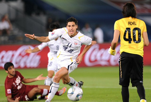 12일 오전(이하 한국 시각) UAE 아부다비 자예드 스포츠시티 경기장에서 열린 2010 FIFA 클럽 월드컵 8강 경기에서 선제골을 터뜨린 몰리나가 환호하고 있다.