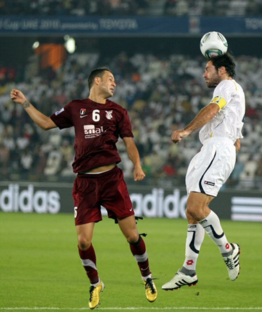 12일 오전(이하 한국 시각) UAE 아부다비 자예드 스포츠시티 경기장에서 열린 2010 FIFA 클럽 월드컵 8강 경기에서 성남의 사샤(오른쪽)와 알 와흐다의 마그랑이 볼다툼을 하고 있다.