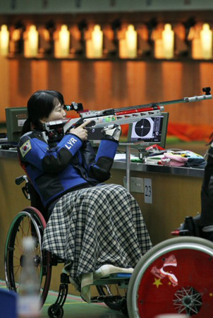 2010 광저우장애인아시아경기대회 개막일인 12일 광저우 아오티 사격장에서 여자 공기소총 입사에 출전하는 베이징장애인올림픽 금메달리스트 이윤리 선수가 마지막 훈련을 하고 있다. 한국은 13일 사격에서 첫 금메달이 나올 것으로 예상하고 있다.