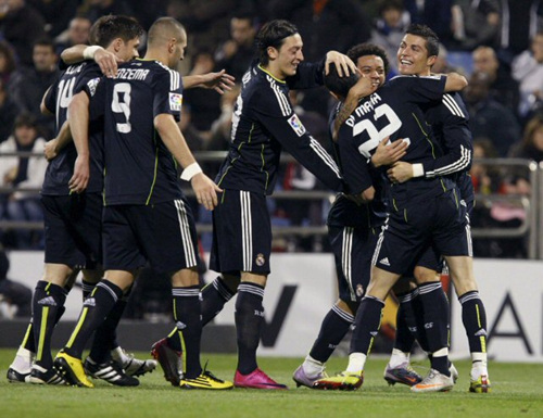 13일(한국시각) 스페인 라 로마레다 경기장에서 열린 레알 사라고사(이하 사라고사)-레알 마드리드(이하 마드리드) 경기에서 마드리드의 앙헬 디 마리아(오른쪽에서 두 번째)가 골을 넣은 뒤 동료들로부터 축하를 받고 있다.