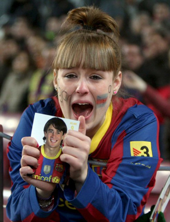 13일(한국시각) 스페인 바르셀로나 캄프 누 스타디움에서 열린 프리메라리가 FC바르셀로나(이하 바르샤)-레알 소시에다드(이하 소시에다드) 경기를 관람하던 바르샤 열혈 팬이 보얀 크리키치 사진을 든 채 응원하고 있다.