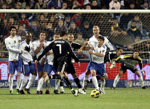 13일(한국시각) 스페인 라 로마레다 경기장에서 열린 레알 사라고사(이하 사라고사)-레알 마드리드(이하 마드리드) 경기에서 포르투갈 출신 크리스티아누 호날두(등번호 7)가 프리킥을 차고 있다.