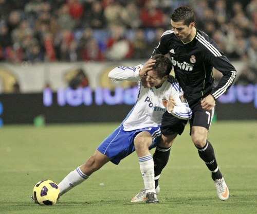 13일(한국시각) 스페인 라 로마레다 경기장에서 열린 레알 사라고사(이하 사라고사)-레알 마드리드(이하 마드리드) 경기에서 포르투갈 출신 크리스티아누 호날두(오른쪽)와 사라고사의 에레라가 볼다툼을 벌이고 있다.