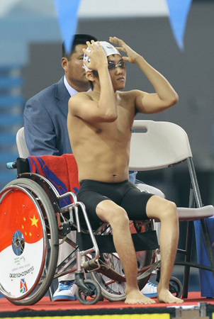 2010 중국 광저우 장애인아시아경기대회 첫째날인 13일 아오티 아쿠아틱센터에서 열린 남자 400m 자유형 S9 결승에서 권현(19.경기도)이 입수전 전광판을 바라보고 있다. 권현은 이날 한국 대표단에 첫 동메달을 선사했다.