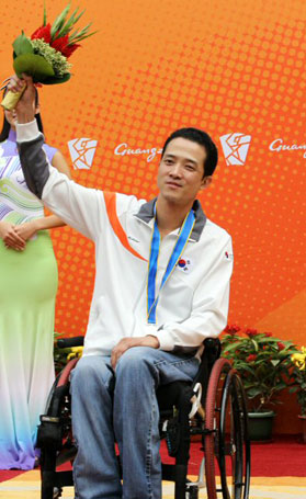 13일 광저우 아오티 사격장에서 열린 남자 공기소총 10m에서 은메달을 딴 박진호(청주시청) 선수가 시상식에서 손을 들어 인사하고 있다.