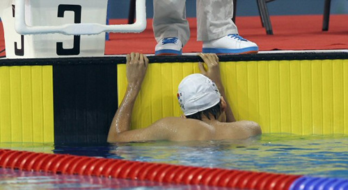 2010 중국 광저우 장애인아시아경기대회 첫째날인 13일 아오티 아쿠아틱센터에서 열린 남자 400m 자유형 S9 결승에서 권현(19.경기도)이 동메달에 그치자 아쉬워하고 있다.
