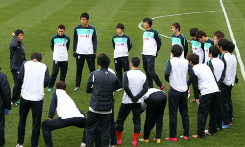 13일 오후 축구대표팀이 제주도 서귀포시민구장에서 훈련에 돌입한 가운데 선수들이 훈련 지시를 받고 있다.
