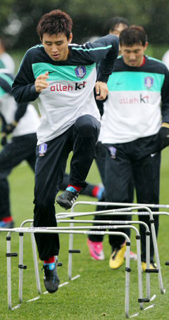 13일 오후 축구대표팀이 제주도 서귀포시민구장에서 훈련에 돌입한 가운데 구자철이 비를 맞으며 훈련에 열중하고 있다.