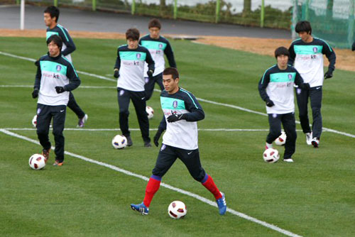 13일 오후 축구대표팀이 제주도 서귀포시민구장에서 훈련에 돌입한 가운데 선수들이 드리블 연습을 하고 있다.