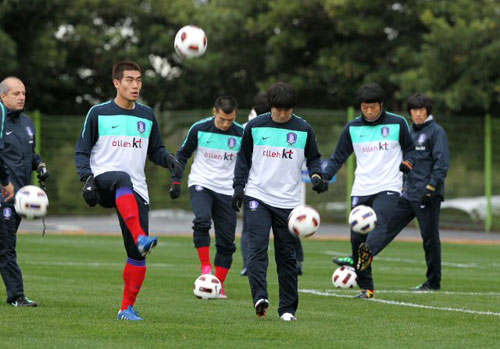 13일 오후 축구대표팀이 제주도 서귀포시민구장에서 훈련에 돌입한 가운데 선수들이 드리블 연습을 하고 있다.