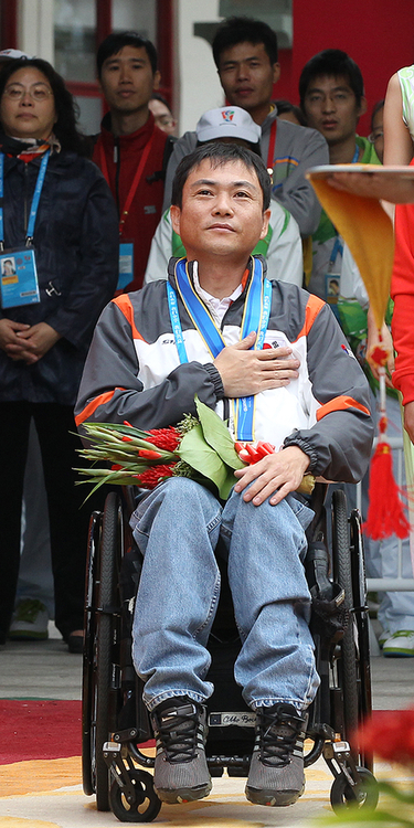 14일 중국 광저우 아오티 사격장에서 열린 2010 광저우장애인아시아경기대회 남자 공기소총 50m 결승에서 박영준이 금메달을 딴 뒤 시상식에서 국기에 대한 경례를 하고 있다.