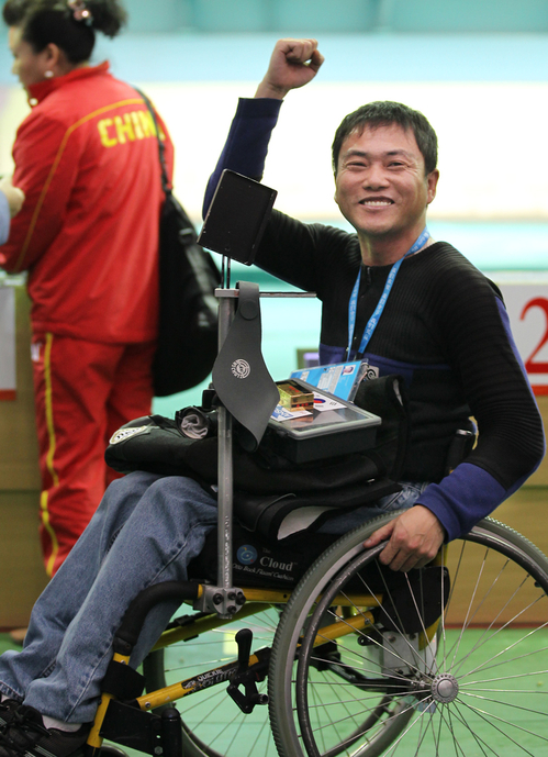 14일 중국 광저우 아오티 사격장에서 열린 2010 광저우장애인아시아경기대회 남자 공기소총 50m 경승에서 박영준이 금메달을 딴 뒤 기뻐하고 있다.