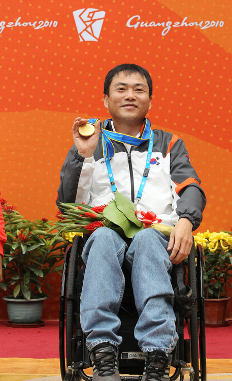14일 중국 광저우 아오티 사격장에서 열린 2010 광저우장애인아시아경기대회 남자 공기소총 50m 결승에서 박영준이 금메달을 딴 뒤 기뻐하고 있다.