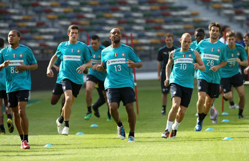 FIFA 클럽월드컵 UAE 2010에 참가중인 UEFA 챔피언스리그 우승팀 인터밀란이 14일(한국시간) 아부다비 자예드 스포츠시티 스타디움에서 성남일화와 준결승전을 앞두고 선수들이 훈련을 하고 있다.