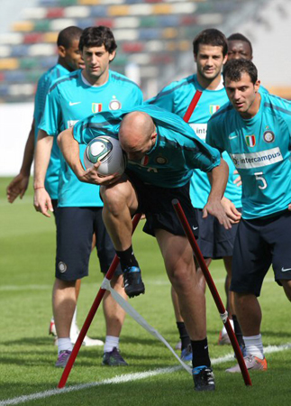FIFA 클럽월드컵 UAE 2010에 참가중인 UEFA 챔피언스리그 우승팀 인터밀란이 14일(한국시간) 아부다비 자예드 스포츠시티 스타디움에서 성남일화와 준결승전을 앞두고 에스테반 캄비아소(가운데)가 훈련을 하고 있다.