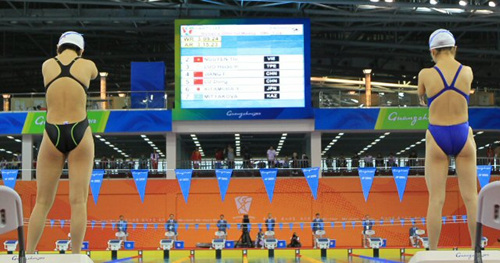 15일 중국 광저우 아오티 아쿠아틱센터에서 열린 2010 광저우장애인아시아경기대회 여자 200m 개인혼영에서 양팔이 없는 선수들이 출발준비를 하고 있다.