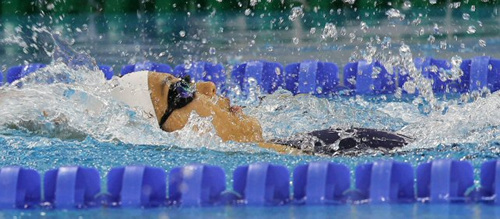 15일 중국 광저우 아오티 아쿠아틱센터에서 열린 2010 광저우장애인아시아경기대회 여자 100m 배영 결승에서 김지은이 최선을 다해 레이스를 펼치고 있다.