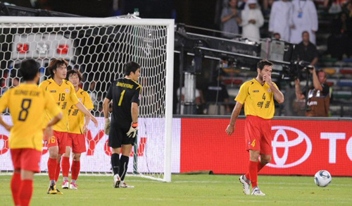 16일 오전(한국시간) 아부다비 자예드 스포츠시티 스타디움에서 열린 '클럽월드컵 UAE 2010' 성남일화와 인터밀란과의 4강전에서 성남일화 선수들이 인터밀란 자네티에게 추가골을 허용하며 고개를 떨구고 있다.