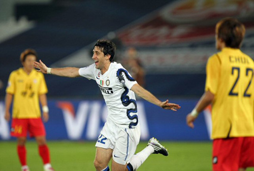 16일 오전(한국시간) 아부다비 자예드 스포츠시티 스타디움에서 열린 '클럽월드컵 UAE 2010' 성남일화와 인터밀란과의 4강전에서 인터밀란의 밀리토가 후반 28분 팀의 세 번째이자 마지막 골을 성공시킨 뒤, 환호하고 있다.