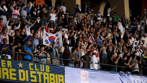 16일 오전(한국시간) 아부다비 자예드 스포츠시티 스타디움에서 열린 '클럽월드컵 UAE 2010' 성남일화와 인터밀란과의 4강전에서 한국 팬들이 열띤 응원을 펼치고 있다.