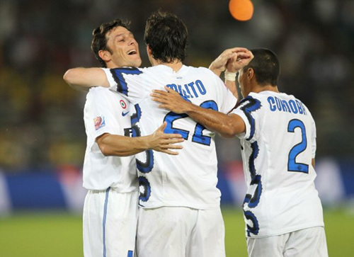 16일 오전(한국시간) 아부다비 자예드 스포츠시티 스타디움에서 열린 '클럽월드컵 UAE 2010' 성남일화와 인터밀란과의 4강전에서 인터밀란의 사네티와 밀리토, 코르도바(왼쪽부터)가 승리의 기쁨을 나누고 있다.