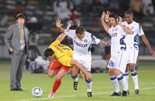 16일 오전(한국시간) 아부다비 자예드 스포츠시티 스타디움에서 열린 '클럽월드컵 UAE 2010' 성남일화와 인터밀란과의 4강전에서 성남일화 선수들이 인터밀란 스탄코비치(왼쪽 두번째)에게 선제골을 허용한 후 아쉬워하고 있다.