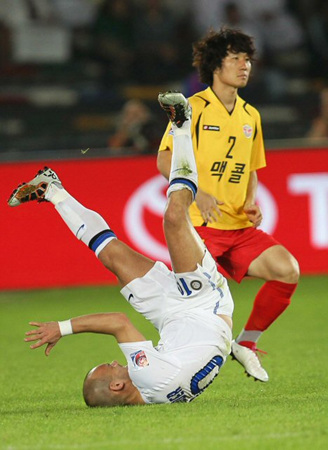 16일 오전(한국시간) 아부다비 자예드 스포츠시티 스타디움에서 열린 '클럽월드컵 UAE 2010' 성남일화와 인터밀란과의 4강전에서 인터밀란의 스네이더르(왼쪽)이 성남 김성환의 태클에 넘어지고 있다.