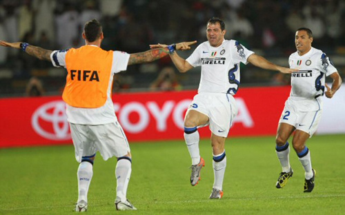 16일 오전(한국시간) 아부다비 자예드 스포츠시티 스타디움에서 열린 '클럽월드컵 UAE 2010' 성남일화와 인터밀란과의 4강전에서 전반 3분 골을 넣은 인터밀란의 스탄코비치(가운데)가 동료 마테라치와 세리머니를 하고 있다.