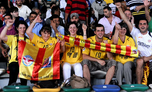 16일 오전(한국시간) 아부다비 자예드 스포츠시티 스타디움에서 열린 '클럽월드컵 UAE 2010' 성남일화와 인터밀란과의 4강전에서 성남일화 라돈치치 가족들이 경기장을 찾아 응원을 펼치고 있다.
