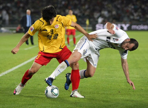 16일 오전(한국시간) 아부다비 자예드 스포츠시티 스타디움에서 열린 '클럽월드컵 UAE 2010' 성남일화와 인터밀란과의 4강전에서 인터밀란의 판데프(오른쪽)와 성남의 조동건이 볼다툼을 벌이고 있다.