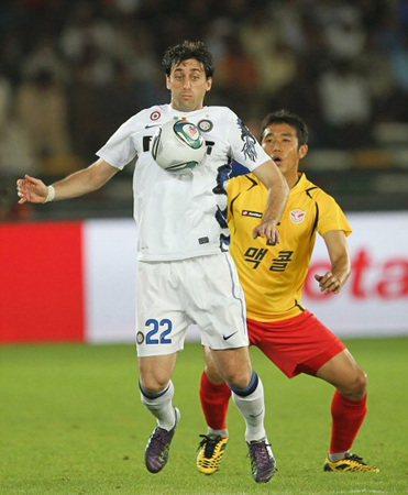 16일 오전(한국시간) 아부다비 자예드 스포츠시티 스타디움에서 열린 '클럽월드컵 UAE 2010' 성남일화와 인터밀란과의 4강전에서 인터밀란의 밀리토(왼쪽)가 가슴으로 공을 받아내고 있다. 오른쪽은 조병국.