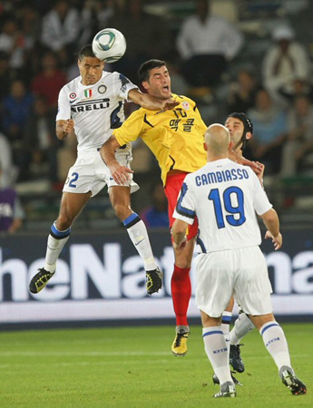 16일 오전(한국시간) 아부다비 자예드 스포츠시티 스타디움에서 열린 '클럽월드컵 UAE 2010' 성남일화와 인터밀란과의 4강전에서 성남의 라돈치치(가운데)와 인터밀란의 코르도바가 공중 볼다툼을 벌이고 있다.