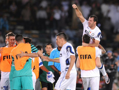 16일 오전(한국시간) 아부다비 자예드 스포츠시티 스타디움에서 열린 '클럽월드컵 UAE 2010' 성남일화와 인터밀란과의 4강전에서 인터밀란의 스탄코비치가 전반 3분 선제골을 넣은 후 동료들과 함께 기뻐하고 있다.